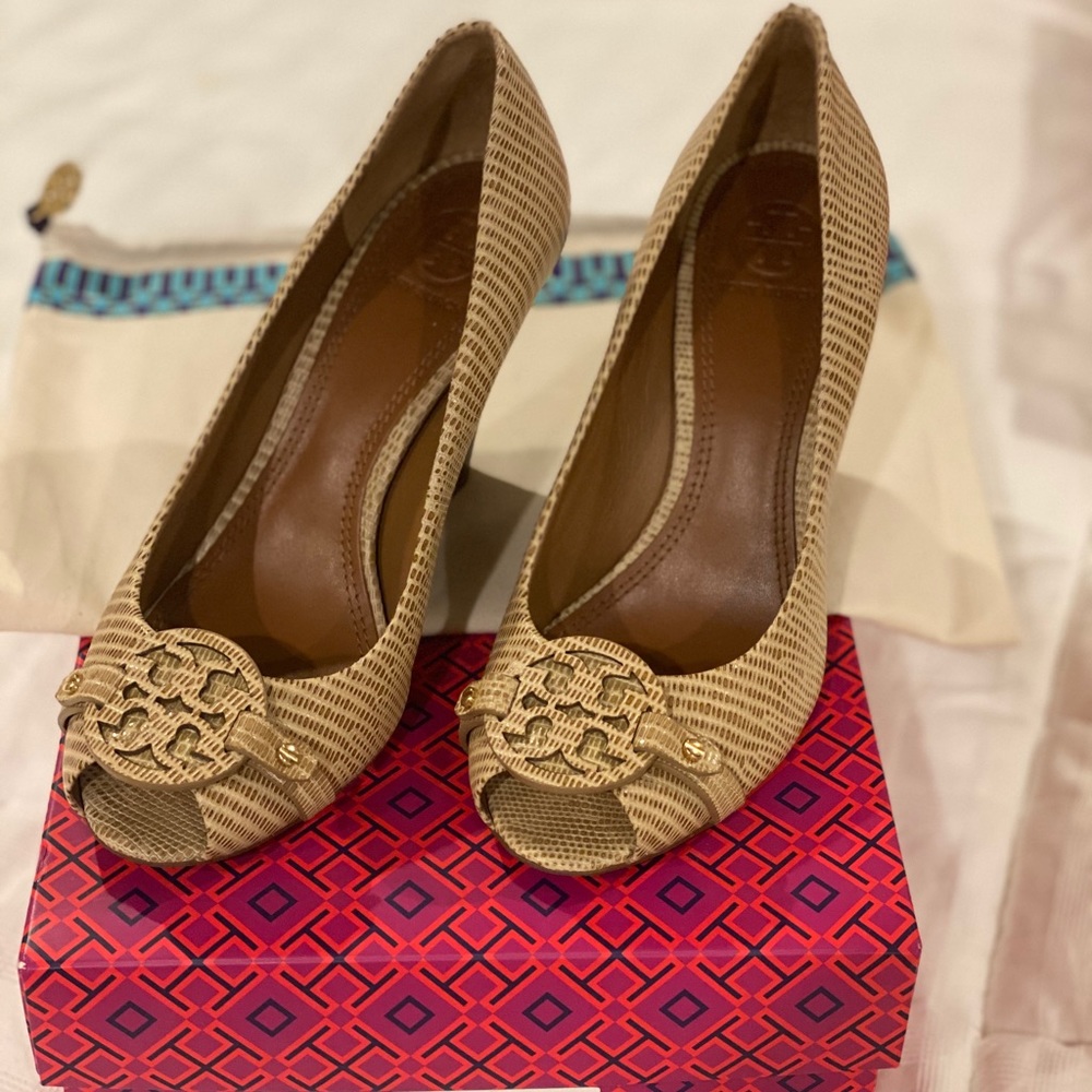 Tory Burch mini Miller open toe wedge 
Size 7